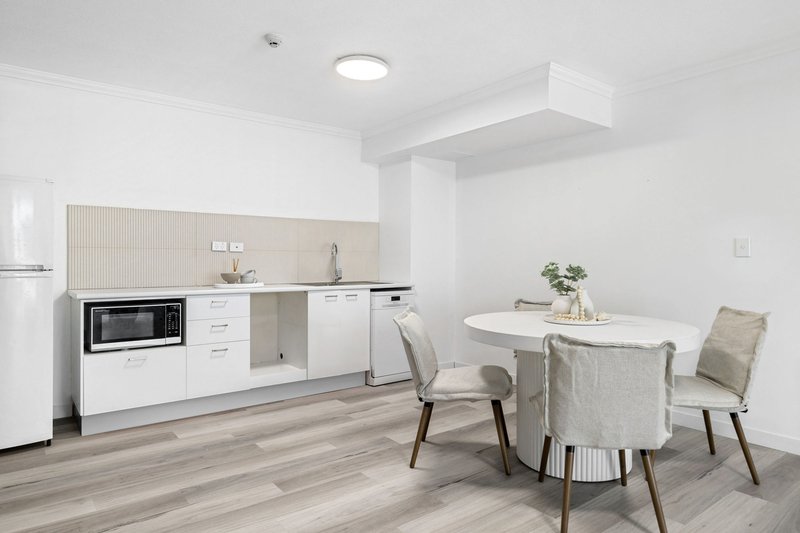 Photo - 61/132-138 Ferny Avenue, Surfers Paradise QLD 4217 - Image 6