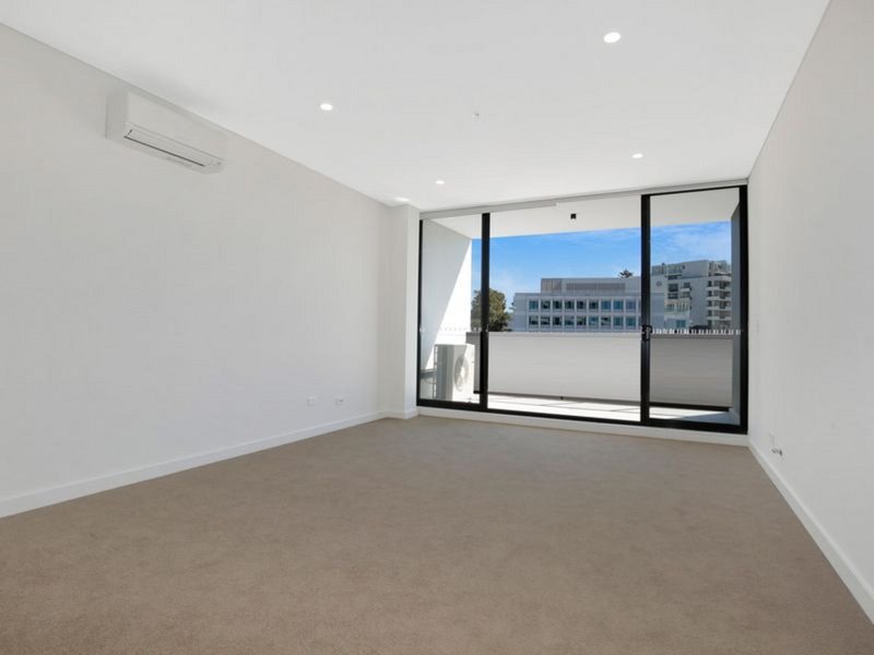 Photo - 612/14-18 Auburn Street, Wollongong NSW 2500 - Image 2