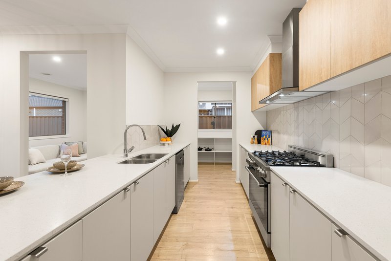 Photo - 619 Grand Boulevard, Craigieburn VIC 3064 - Image 8