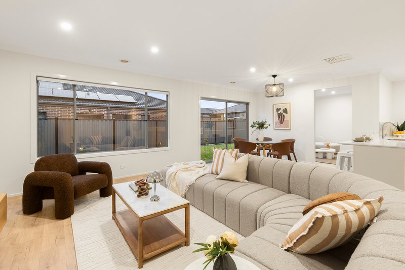 Photo - 619 Grand Boulevard, Craigieburn VIC 3064 - Image 12