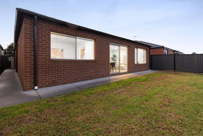 Photo - 619 Grand Boulevard, Craigieburn VIC 3064 - Image 15