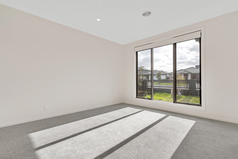 Photo - 619 Grand Boulevard, Craigieburn VIC 3064 - Image 3