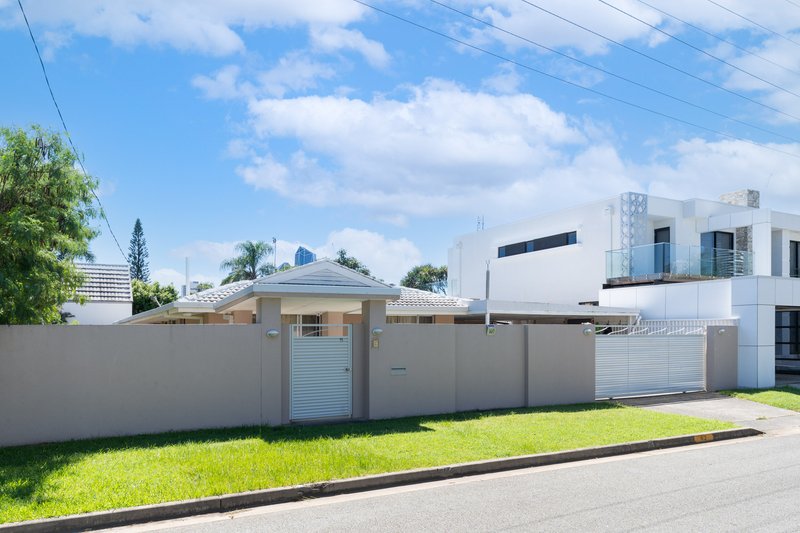 Photo - 62 Allambi Avenue, Broadbeach Waters QLD 4218 - Image 3