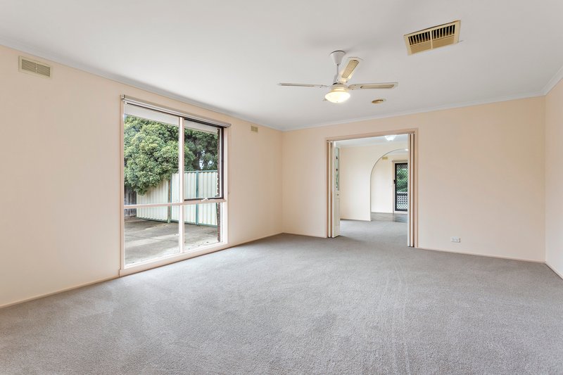 Photo - 62 Bainbridge Close, Craigieburn VIC 3064 - Image 4