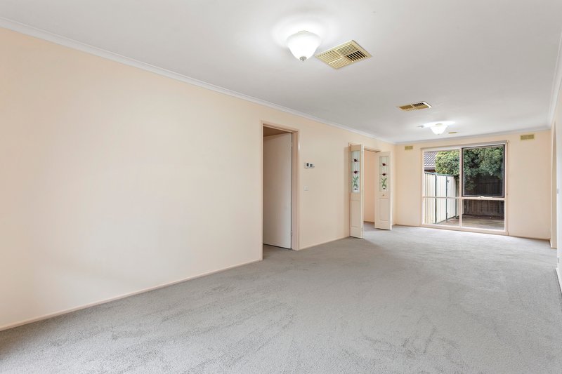 Photo - 62 Bainbridge Close, Craigieburn VIC 3064 - Image 6