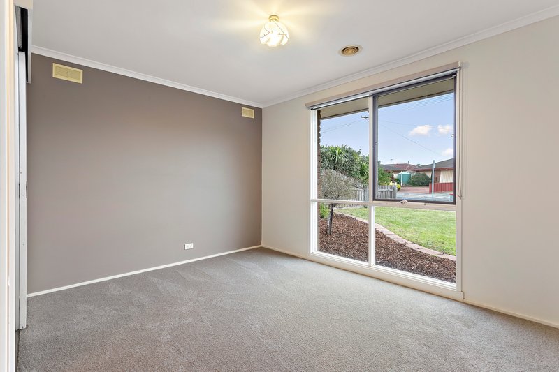 Photo - 62 Bainbridge Close, Craigieburn VIC 3064 - Image 9