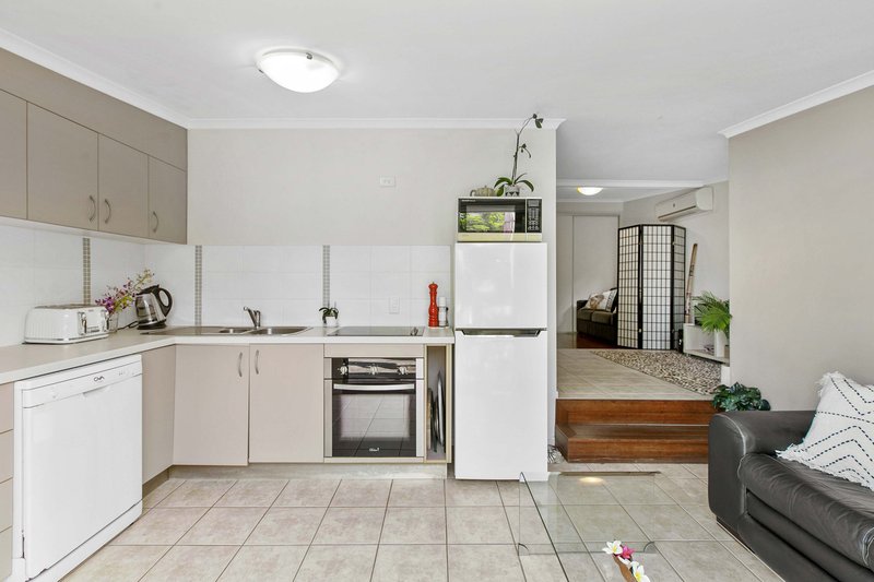 Photo - 62 Helsham Street, Point Vernon QLD 4655 - Image 9