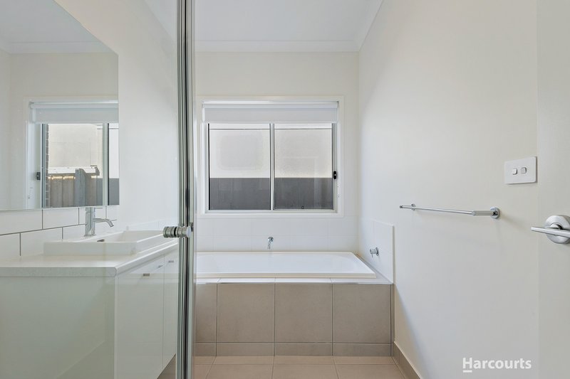 Photo - 62 Mortlake Drive, Officer South VIC 3809 - Image 7