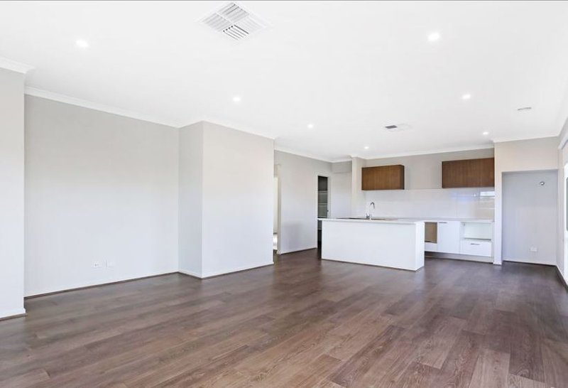 Photo - 62 Pascal Crescent, Kalkallo VIC 3064 - Image 3
