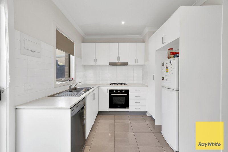 Photo - 6/2 Rockgarden Drive, Truganina VIC 3029 - Image 5