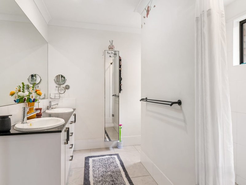 Photo - 62 Sandover Circuit, Holmview QLD 4207 - Image 4