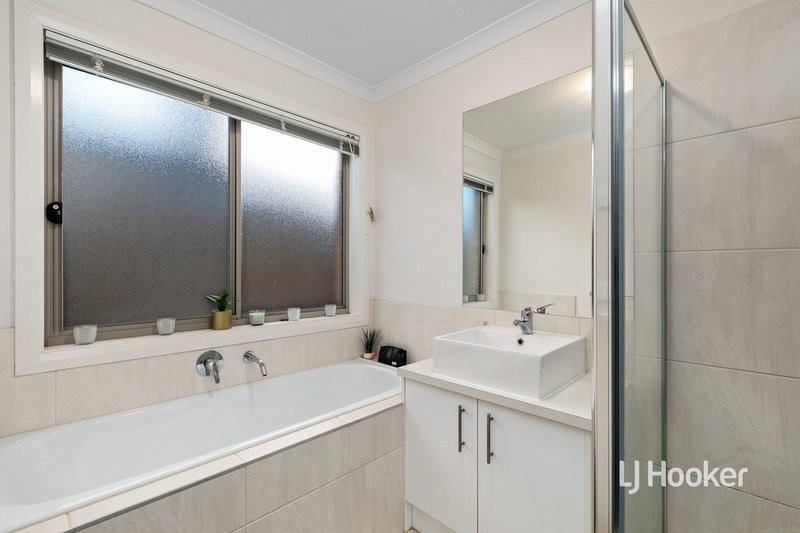 Photo - 62 Toolern Waters Drive, Weir Views VIC 3338 - Image 10