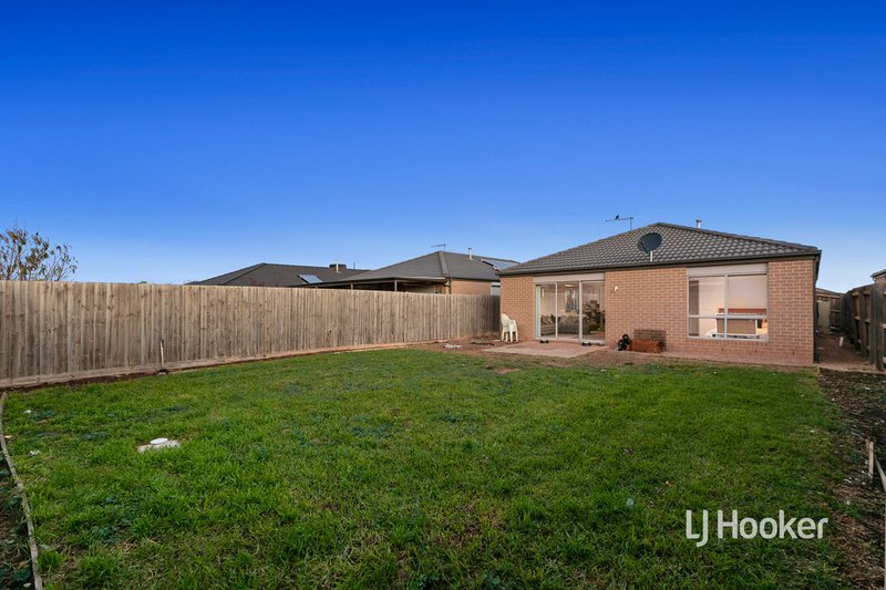 Photo - 62 Toolern Waters Drive, Weir Views VIC 3338 - Image 11