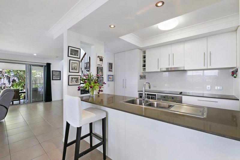 Photo - 62 Venice Street, Burleigh Waters QLD 4220 - Image 3