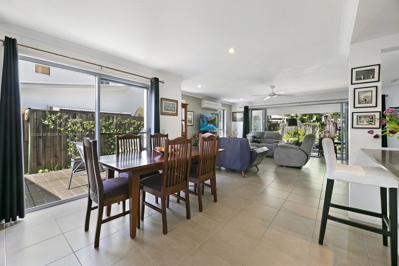 Photo - 62 Venice Street, Burleigh Waters QLD 4220 - Image 6