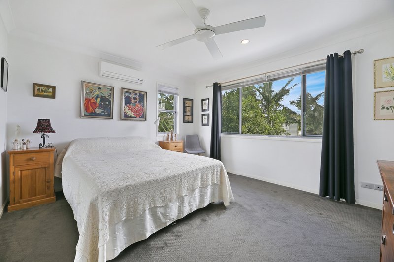 Photo - 62 Venice Street, Burleigh Waters QLD 4220 - Image 11