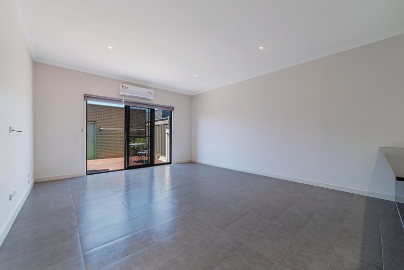 Photo - 63 Clarendon Avenue, Craigieburn VIC 3064 - Image 7