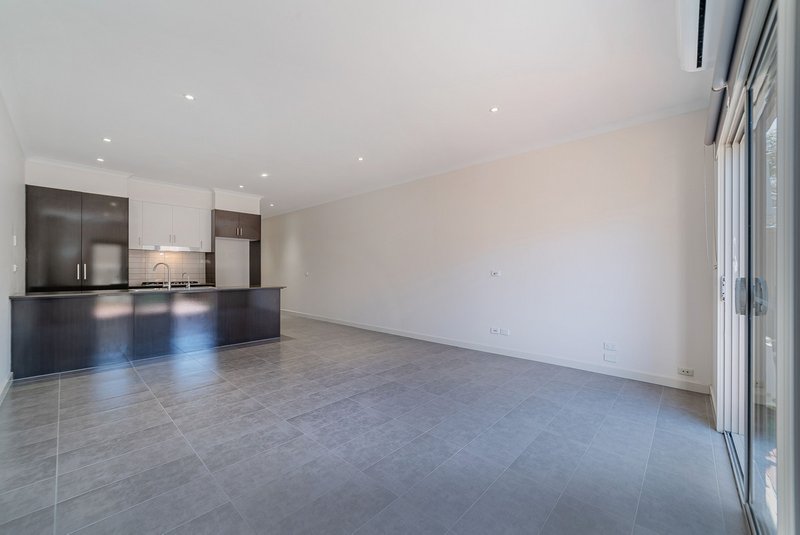 Photo - 63 Clarendon Avenue, Craigieburn VIC 3064 - Image 9