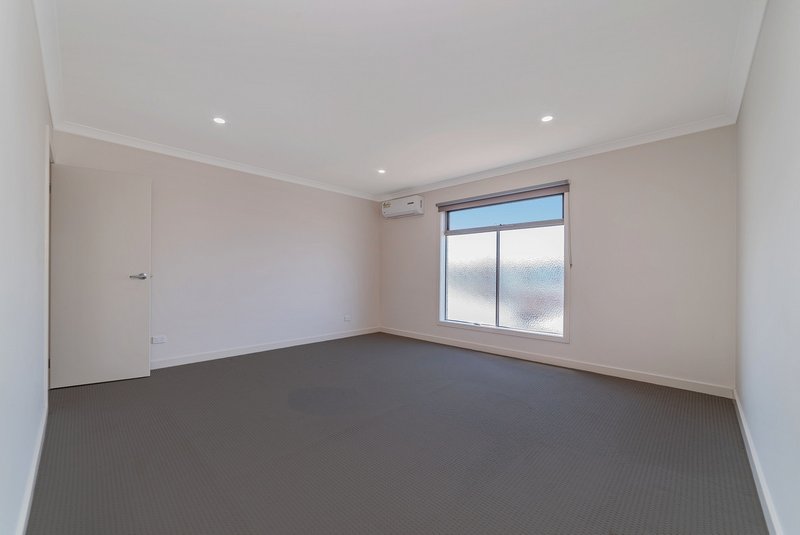 Photo - 63 Clarendon Avenue, Craigieburn VIC 3064 - Image 13