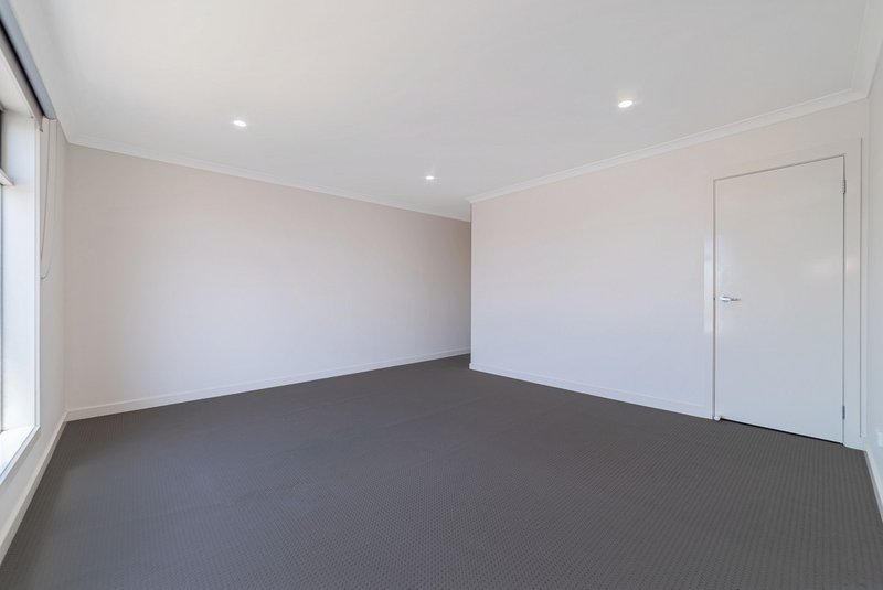 Photo - 63 Clarendon Avenue, Craigieburn VIC 3064 - Image 14