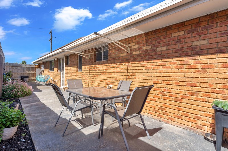 Photo - 63 Gillingham Crescent, Craigieburn VIC 3064 - Image 12