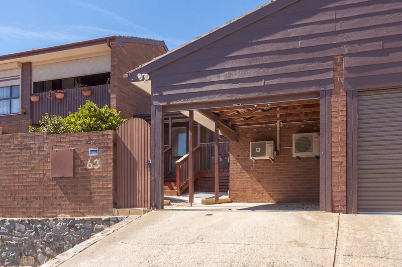 Photo - 63 Hallen Close, Phillip ACT 2606 - Image 2