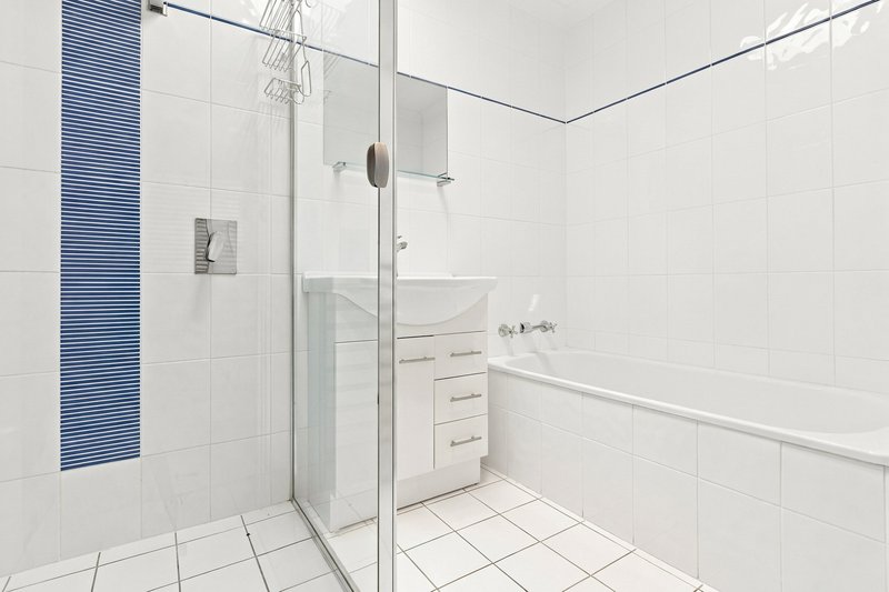 Photo - 63 Hallen Close, Phillip ACT 2606 - Image 4