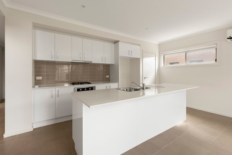 Photo - 63 Lygon Drive, Craigieburn VIC 3064 - Image 5