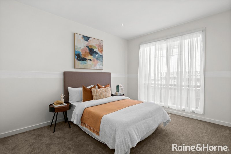 Photo - 63 Ravenhill Boulevard, Roxburgh Park VIC 3064 - Image 16