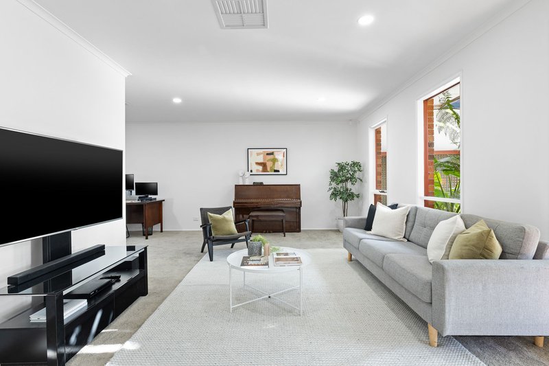 Photo - 63 Veronica Crescent, Mill Park VIC 3082 - Image 2