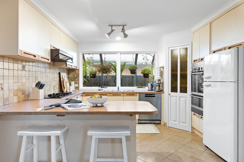 Photo - 63 Veronica Crescent, Mill Park VIC 3082 - Image 4