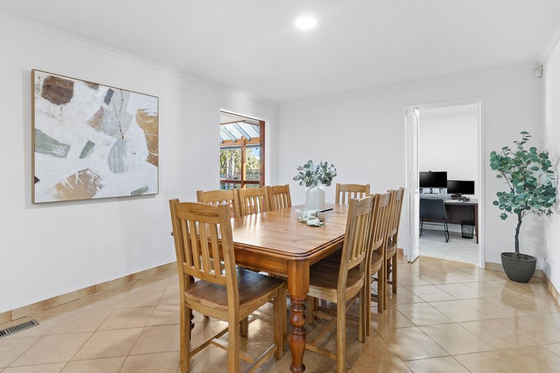 Photo - 63 Veronica Crescent, Mill Park VIC 3082 - Image 5