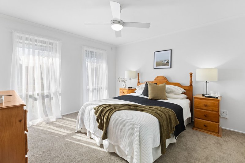 Photo - 63 Veronica Crescent, Mill Park VIC 3082 - Image 6