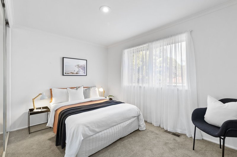 Photo - 63 Veronica Crescent, Mill Park VIC 3082 - Image 7