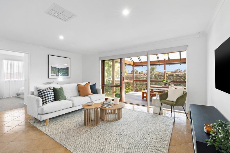 Photo - 63 Veronica Crescent, Mill Park VIC 3082 - Image 8