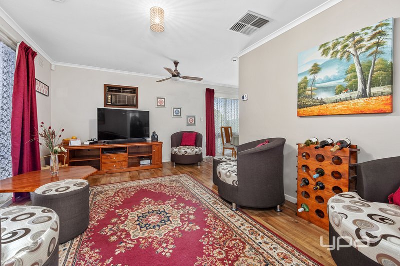 Photo - 64 Aldergate Crescent, Kings Park VIC 3021 - Image 4