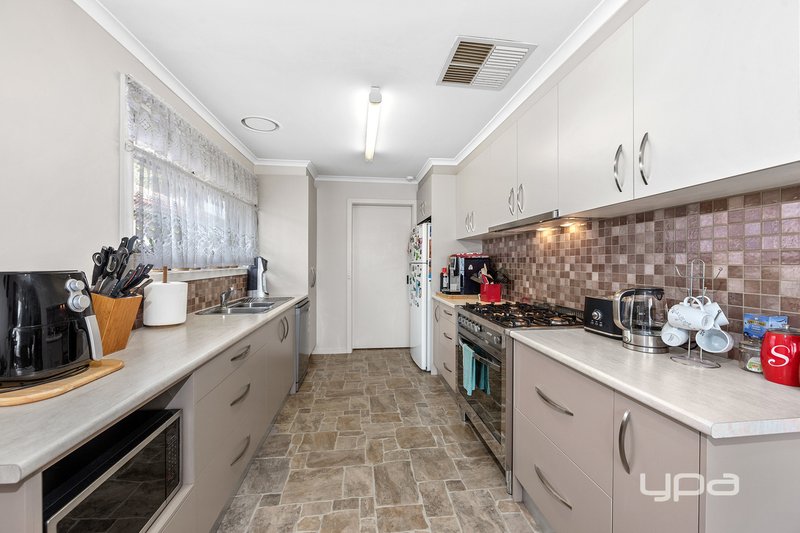 Photo - 64 Aldergate Crescent, Kings Park VIC 3021 - Image 5