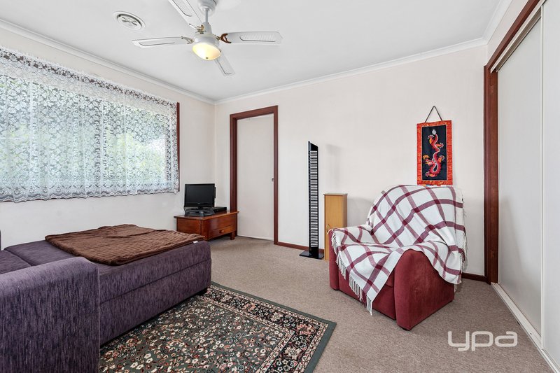 Photo - 64 Aldergate Crescent, Kings Park VIC 3021 - Image 8