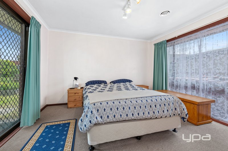 Photo - 64 Aldergate Crescent, Kings Park VIC 3021 - Image 9