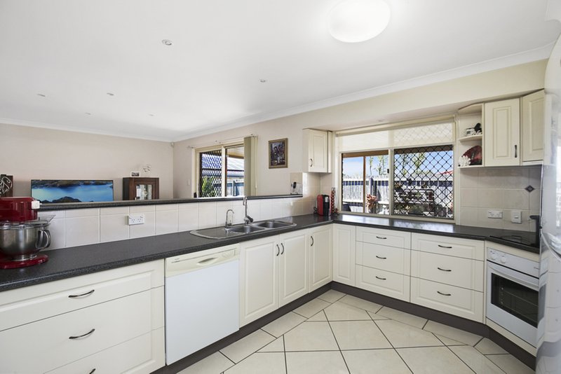 Photo - 64 Amanda Street, Wynnum West QLD 4178 - Image 2