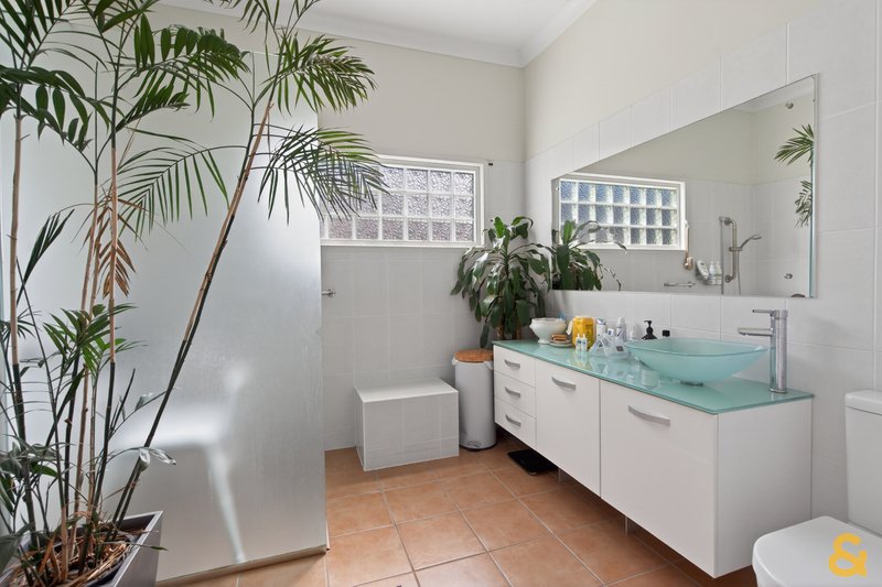 Photo - 64 Chandos Street, Wynnum West QLD 4178 - Image 11