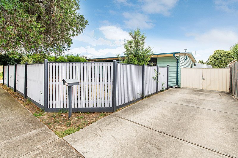 Photo - 64 Circle Drive North, Cranbourne VIC 3977 - Image 2