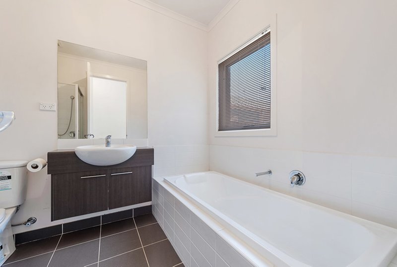 Photo - 64 Corringa Way, Craigieburn VIC 3064 - Image 6