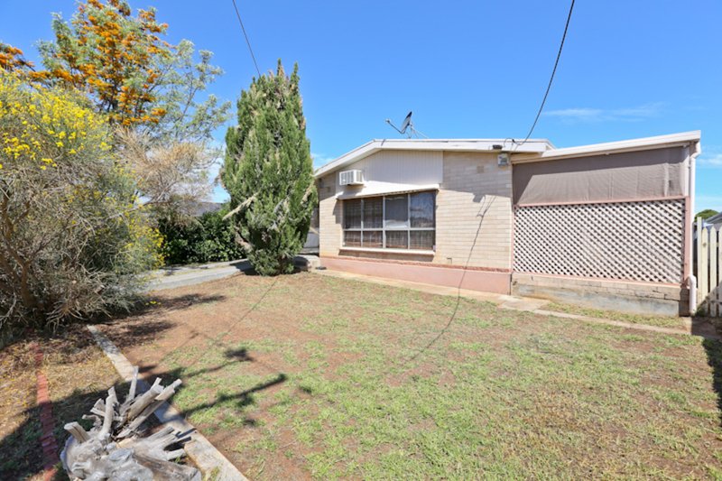 Photo - 64 Cresdee Road, Campbelltown SA 5074 - Image 2