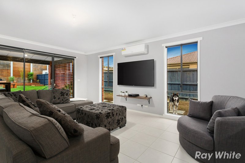 Photo - 64 Greendale Boulevard, Pakenham VIC 3810 - Image 9