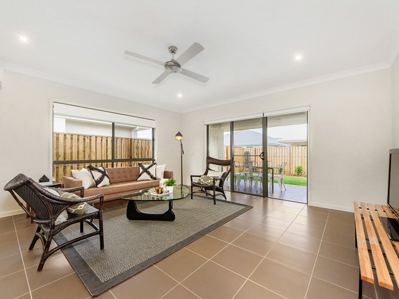 Photo - 64 Hillstone Crescent, Maudsland QLD 4210 - Image 3