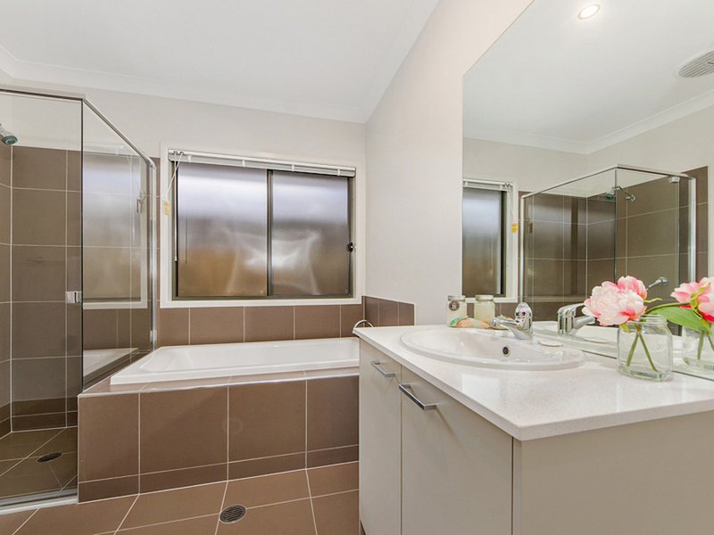 Photo - 64 Hillstone Crescent, Maudsland QLD 4210 - Image 12