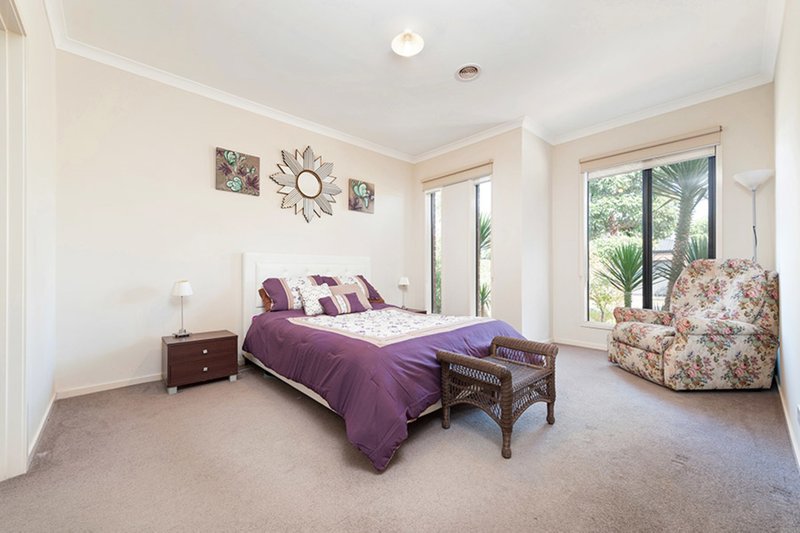 Photo - 64 Hyde Park Avenue, Craigieburn VIC 3064 - Image 5