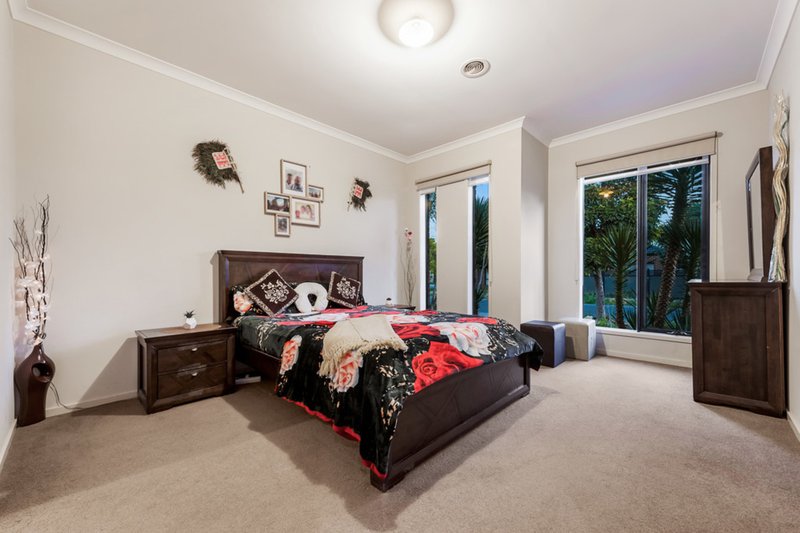 Photo - 64 Hyde Park Avenue, Craigieburn VIC 3064 - Image 6