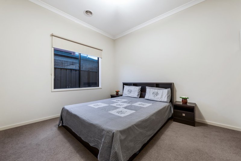 Photo - 64 Hyde Park Avenue, Craigieburn VIC 3064 - Image 7